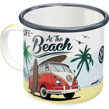 Enamel mok met de tekst life at the beach en een afbeelding van een Volkswagen busje op het strand.