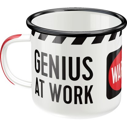 Enamel mok met daarop de tekst: Warning genius at work.