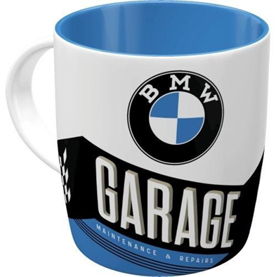 Mok met BMW logo erop en de tekst garage