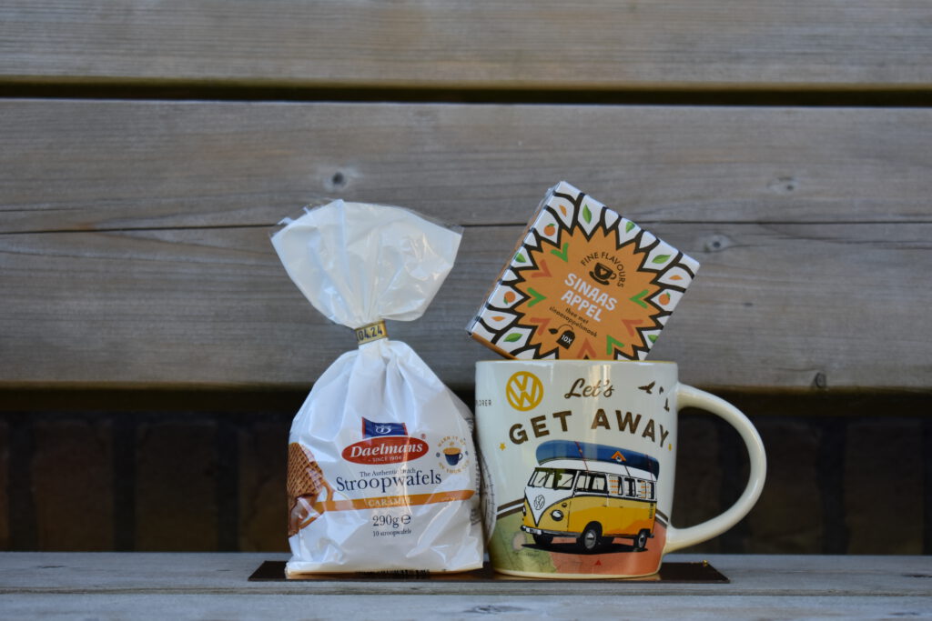 Cadeaupakket met daarin een Volkswagen mok, thee en Daelmans stroopwafels. Over ons